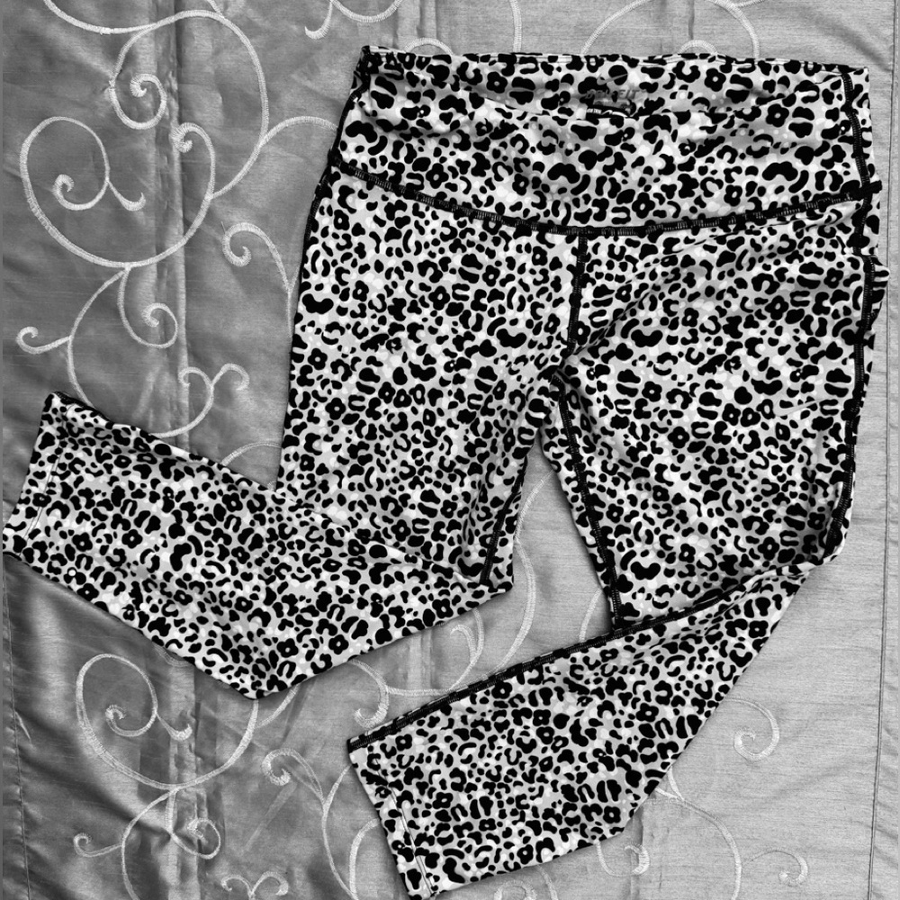 Nike DRI-FIT Leopard Print Capri Leggings size medium